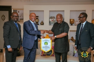 CAF President Patrice Motsepe meets Ghana&rsquo;s President Mahama to boost football ties