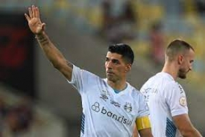 Luis Suarez wins golden ball in Brazil