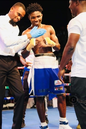 Bronx&rsquo;s Emmanuel Quartey get applause from referee and officials after defeating Jerry Lartey of GAF