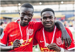 Ernest Nuamah receives medal after second-place finish with FC Nordjaelland