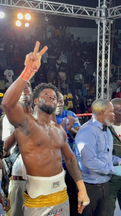 Boxing fans defy rains to watch Baubali Akushey knocked out by the beast, Dickson